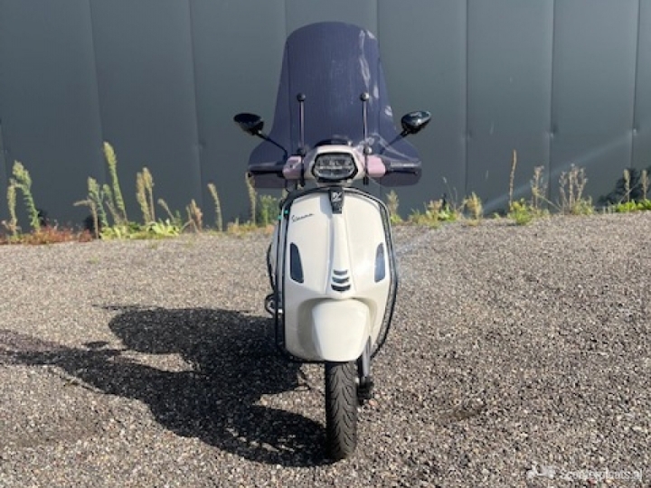 Vespa Sprint S wit